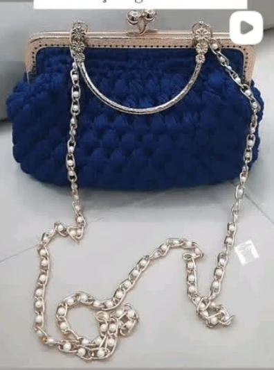 Bolsa Clássica Azul Royal de crochê